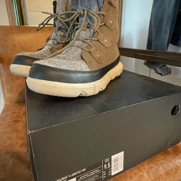 Sorel winter insulated boots , grey and hunter green. - Picture 4 of 4